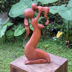 Estátua Mãe com Filho no Colo - Madeira Suar Bali (50cm)