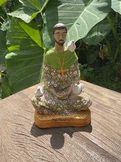 São Francisco de Assis Meditando/Lótus - Gesso (19cm) (7 DIAS PARA PRODUZIR) - Zenz Arts