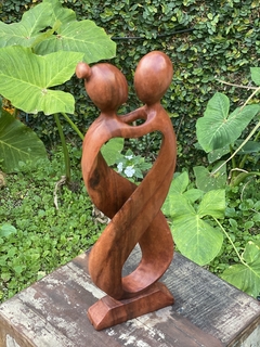 Estátua Amor Infinito - Madeira Suar Bali (50cm) - comprar online