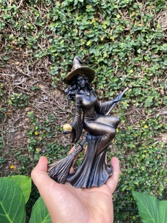 Estatua Bruxa Wicca Voando Na Vassoura - Resina (19cm) na internet