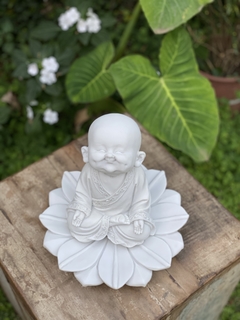 Monge/Buda sorridente + Lótus - Marmorite (22cm) na internet
