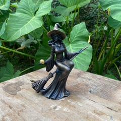 Estatua Bruxa Wicca Voando Na Vassoura - Resina (19cm)