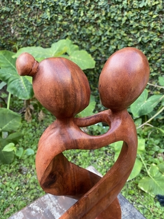 Estátua Amor Infinito - Madeira Suar Bali (50cm) na internet