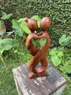 Estátua Amor Infinito - Madeira Suar Bali (50cm) - loja online