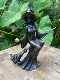 Estatua Bruxa Wicca Voando Na Vassoura - Resina (19cm) - comprar online