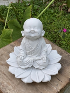 Monge/Buda sorridente + Lótus - Marmorite (22cm) - comprar online