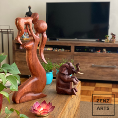 Estátua Mãe com Filho no Colo - Madeira Suar Bali (50cm) - comprar online