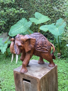 Elefante Esculpido em Madeira Suar