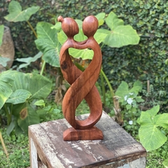 Estátua Amor Infinito - Madeira Suar Bali (50cm)