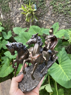 Estatueta Biga Romana Gladiador Carruagem Cavalos Veronese - comprar online