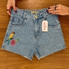 Short Jeans Curto Lavagem Média Bordado Arara