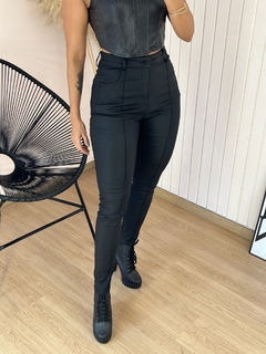 Calça Skinny Cós Alto Resinada Viviane na internet