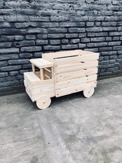 camion de madera