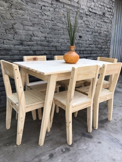 mesa de pino con sillas