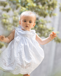 VESTIDO BRODERIE CUELLO VOLADO - Petit Enfant Ropa de bebes