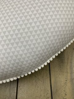 Almofada de Amamentação Apoio - Triangulozinho Cinza com Branco - comprar online