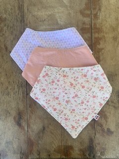 Trio Babador Bandana Impermeável - Triangulozinho Rosa + Rosa + Florzinha Rosa