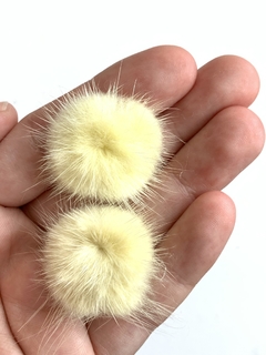 POMPOM RETO PÊLO AMARELO BEBÊ- 2 UNIDADES - 2,5CM - comprar online