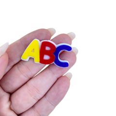 APLIQUE ABC PEQUENO ESCOLAR ACRÍLICO ADL - 2CM - 1 UNIDADE - comprar online