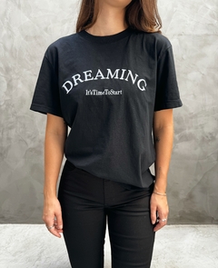 T - SHIRT DREAMING PRETA - comprar online