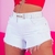 Short Jeans Plus Size Branco Feminino Barra Desfiada e Cinto - loja online