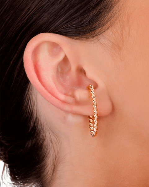 BRINCO COBRINHA EAR HOOK MINIMALISTA FOLHEADO A OURO 18K. - ARMIS  SEMIJOIAS-ACESSÓRIOS FEMININOS