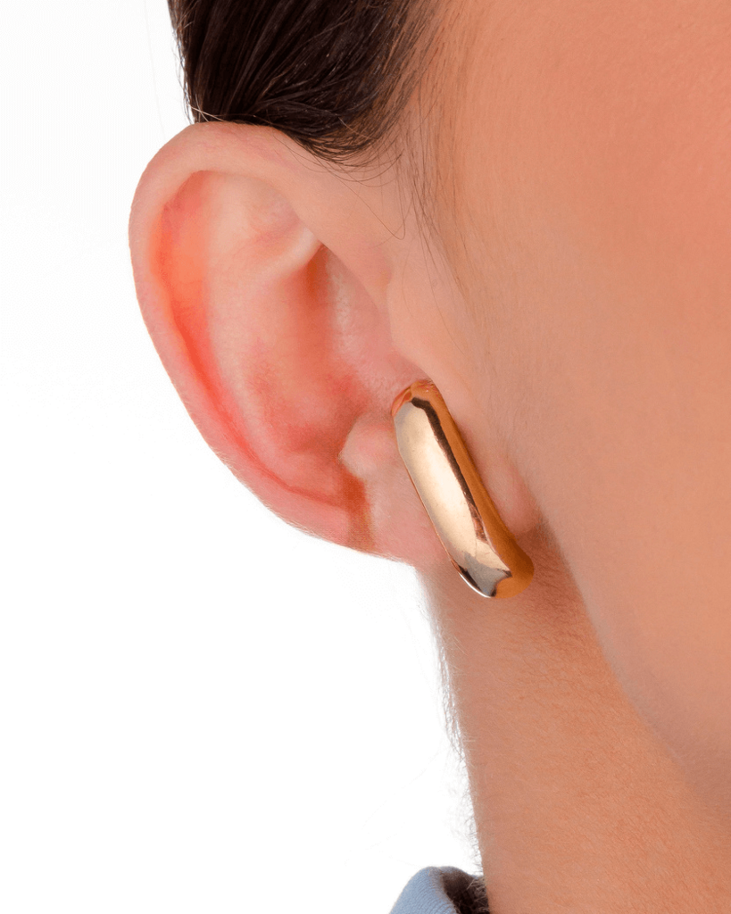 BRINCO COBRINHA EAR HOOK MINIMALISTA FOLHEADO A OURO 18K. - ARMIS  SEMIJOIAS-ACESSÓRIOS FEMININOS