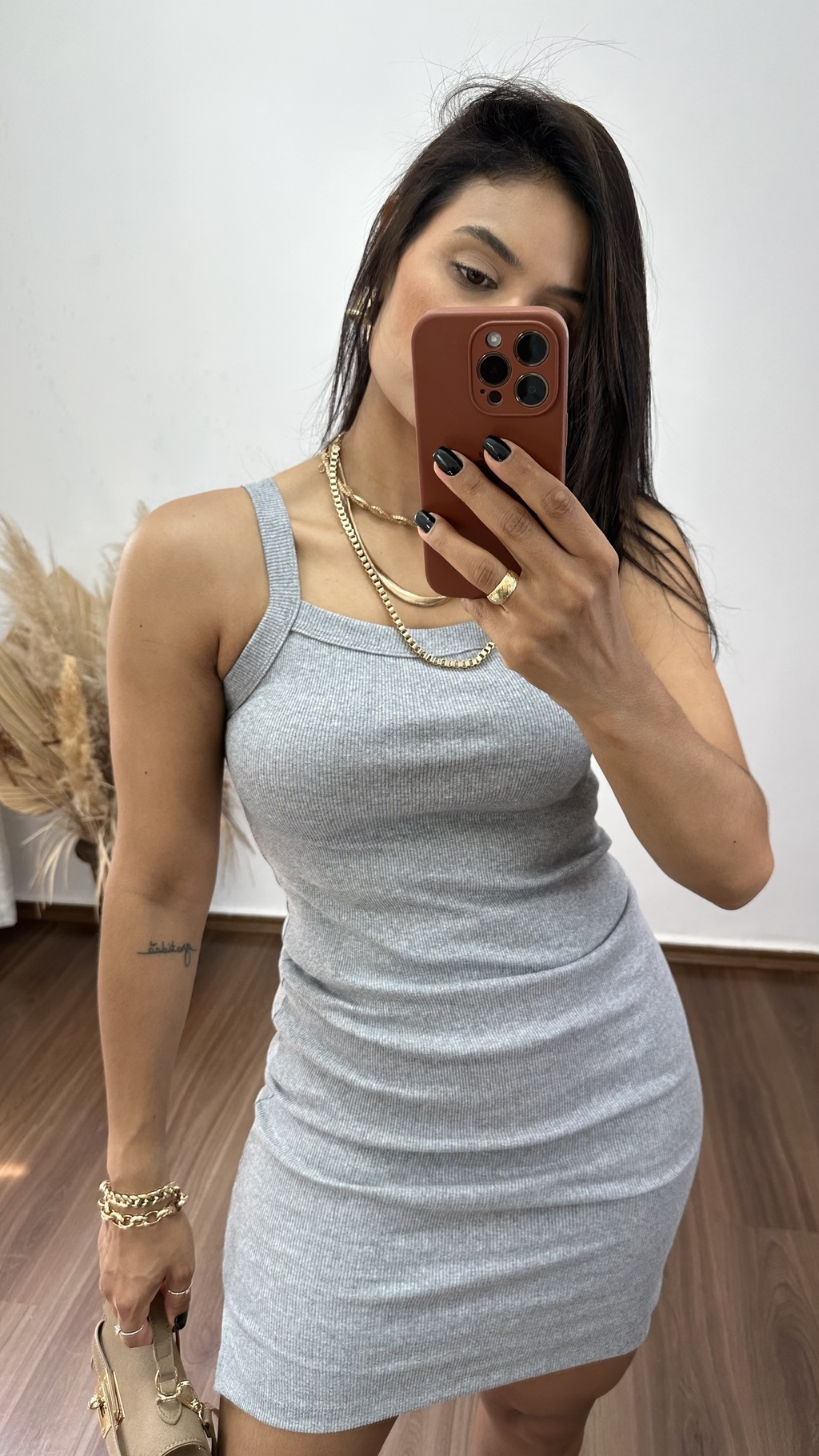 Vestido canelado store cinza curto