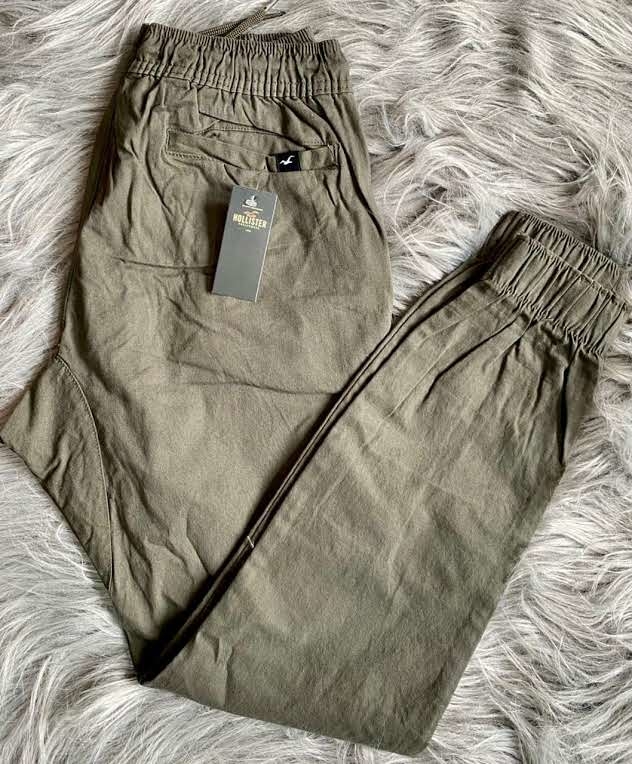 Joggers Hollister verde Militar Rompiendo Las Guindas