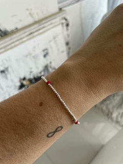 Pulsera con bolitas y detalles en rojo