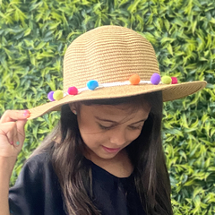 Chapéu de Praia Infantil Off com Pompom Colorido - Menina de Laço - Maior loja de acessórios infantis há 15 anos colorindo e enfeitando meninas!