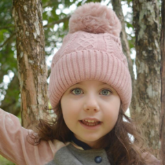 Gorro de inverno com pompom Preto - Menina de Laço - Maior loja de acessórios infantis há 15 anos colorindo e enfeitando meninas!