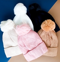 Gorro de inverno com pompom Gold Listrado - comprar online