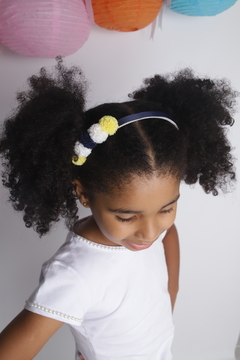 Tiara Elisa Pompom Amarelo, Marinho e Branco - comprar online