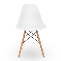 silla de plástico blanco con patas de madera
