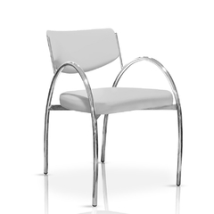 sillón de caño cromado con apoyabrazos tapizado color gris perla claro