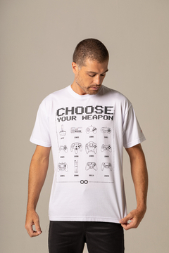 T-Shirt Masculina Choose Your Weapon