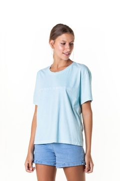 Camiseta Feminina Box Estonada Different is Beautiful (SALE) - comprar online