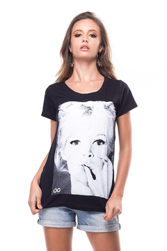 Camiseta Feminina Lost Portraits Brigitte Smoking (SALE) - comprar online