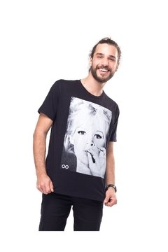 Camiseta Masculina Lost Portraits Brigitte Smoking - comprar online