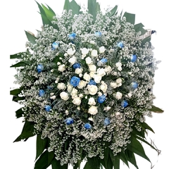 Coroa de Flores do campo com Rosas Branca e azuis .