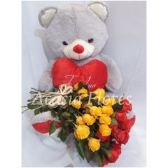 Urso Ted com Buquê de Rosas