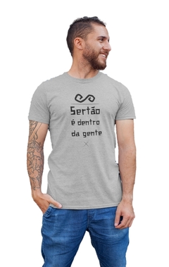 Camiseta Camisa Sertão é dentro da gente Masculino Preto na internet