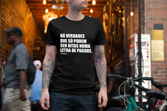 Camiseta Camisa Há Verdades Que Só Podem Samba masculino preto - comprar online