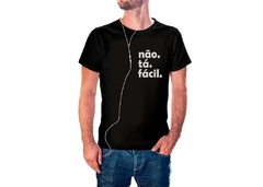 Camiseta Camisa Engraçadas Não tá fácil Masculino Preto na internet