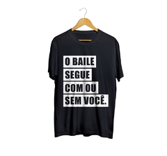 Camiseta Camisa O Baile Segue Masculino Preto - comprar online