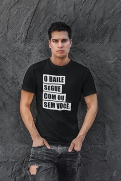 Camiseta Camisa O Baile Segue Masculino Preto na internet