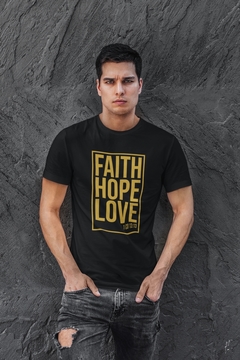 Camiseta Camisa Faith Hope Love Gospel Dourado Masculino Preto na internet
