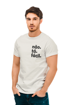 Camiseta Camisa Engraçadas Não tá fácil Masculino Preto