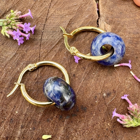 Aros jupiter de acero quirúrgico dorado con sodalita